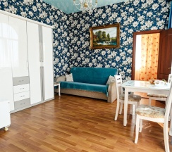 Люкс двухкомнатный с балконом (c завтраком) в Лилия