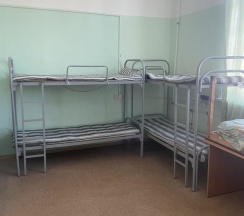 Кровать в общем номере с красивым видом из окна в Staffhostel