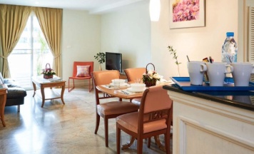 Трёхместный люкс с 2 комнатами в Sabai Sathorn Service Apartment