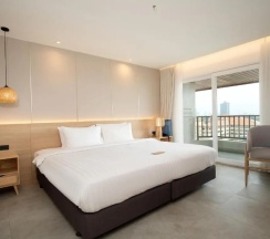 Двухместный номер Deluxe с видом на бассейн двуспальная кровать в Jomtien Thani Hotel