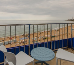 Двухместный номер Стандарт Мансарда с балконом двуспальная кровать в Афалина