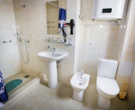 Трёхместный номер Comfort с балконом в Акра