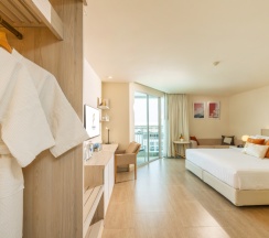 Двухместный номер Deluxe с видом на океан двуспальная кровать в Pattaya Sea View Hotel