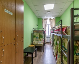 кровать в общем 6 местном номере для женщин в Бугров Хостел