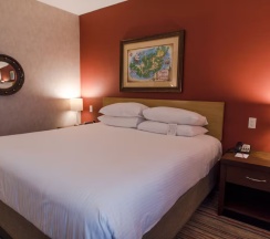 Четырёхместный люкс корпус 1 Family с 2 комнатами в Howard Johnson by Wyndham Anaheim Hotel and Water Playground