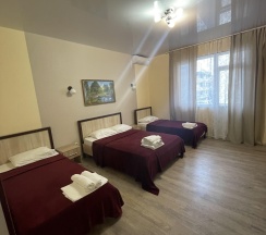 Стандартный номер с двуспальной и 2 односпальными кроватями в Кристина