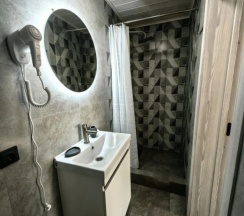 Шестиместный семейный коттедж с видом на реку в Лес и Горы