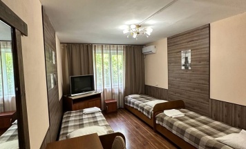 Трехместный номер с 3 односпальными кроватями в Улисс