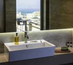 Двухместный номер Deluxe с балконом (двуспальная кровать) в Ibis Styles Heraklion Central