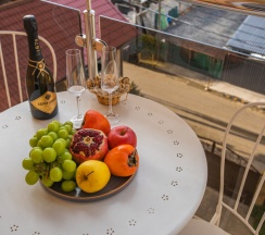 Семейный с двумя изолированными спальнями до 6 гостей с балконом в Джульетта