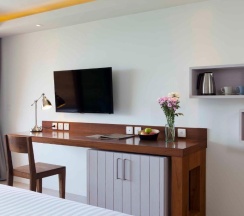Двухместный номер Deluxe с видом на море двуспальная кровать в Отель Zenmaya Oceanfront Phuket, Trademark Collection by Wyndham