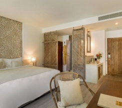 Двухместный номер Grand Deluxe с видом на бассейн двуспальная кровать в Eden Beach Khaolak Resort and Spa A Lopesan Collection Hotel