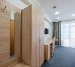 Стандартный номер с двуспальной и 2 односпальными кроватями в Бригантина