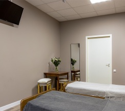 Трехместный номер с общей ванной комнатой в Номера в Гатчине