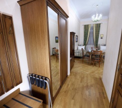 Четырехместный номер люкс с видом на монастырь в Покровская