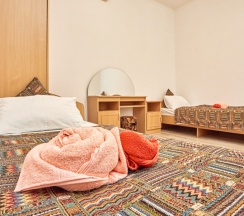 Трёхместный номер Standard с балконом и с красивым видом из окна в Ахимса