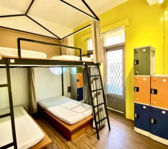 Кровать в общем номере с балконом в Bayhouse Hostel Penghu