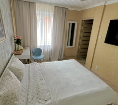 Трёхместные апартаменты с балконом и с видом на город в Квартира У метро Пушкинская