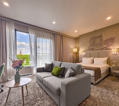 Представительский номер c 1 большой кроватью и раскладывающимся диваном в Holiday Inn Kaliningrad