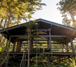 Шале на берегу вулканической реки в Кунашир резорт и СПА