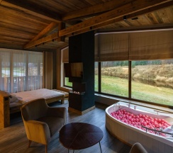 Шале премиум c джакузи в GlintWood