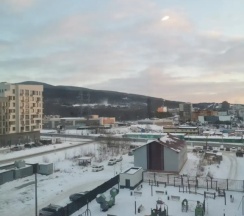 Двухместные апартаменты с 2 комнатами с балконом (двуспальная кровать) в Квартира 2-комнатная Евродвушка в 10 минутах пешком от Горного Воздуха