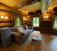 Четырёхместный номер №1 с балконом и с красивым видом из окна в Дубки