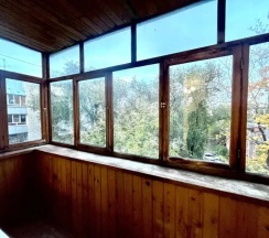 Пятиместные апартаменты с 2 комнатами с балконом и с красивым видом из окна в Квартира Стильная в центре Калуги