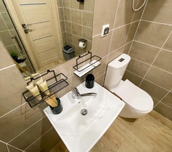 Номер люкс семейный с 1 односпальной и 1 двуспальной кроватью в Pallada