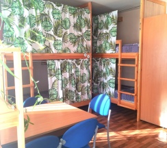 Кровать в общем номере в Флора