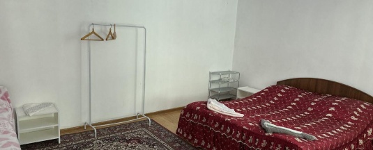 Комната стандарт с 1 односпальной и 1 двуспальной кроватью (удобства на этаже) в Как дома