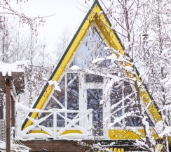 Желтый А дом в А у реки