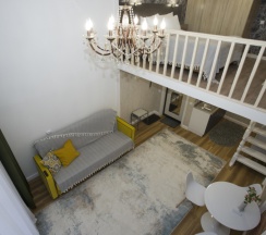 Loft Lux Red с балконом (1 двуспальная кровать + 1 большой диван) 2+3 человека в Loft&Home Apartments