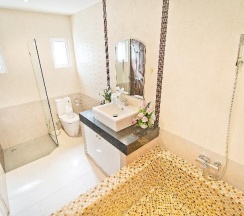 Вилла с балконом в Tropicana Pool Villa