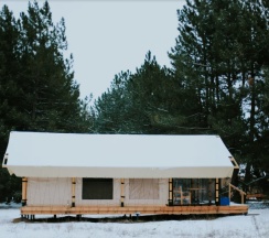 Тент-хаус в сосновом лесу в Синий Яр