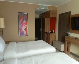 НОМЕР БИЗНЕС-КЛАССА С ДВУМЯ ОДНОСПАЛЬНЫМИ КРОВАТЯМИ И ДОСТУПОМ В БАР-ГОСТИНУЮ в Doubletree by Hilton Tyumen