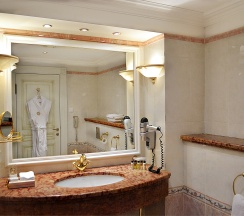 Двухэтажный номер в Taleon Imperial Hotel
