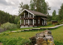 Коричневый дом с видом на озеро в Forrest Lodge Karelia