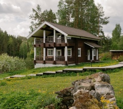 Коричневый дом с видом на озеро в Forrest Lodge Karelia