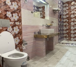 Улучшенный трехместный номер с кроватями KING SIZE + дополнительное спальное место в Сити Платинум