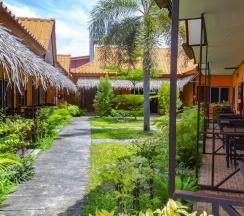 Двухместный номер Standard с видом на сад двуспальная кровать в Baan Kasirin Resort Pattaya Beach