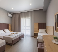 Четырехместный номер ДЕЛЮКС с балконом в Granada