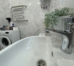 Двухместные апартаменты Superior с балконом и с красивым видом из окна (двуспальная кровать) в Апартамент на Плеханова 14-21