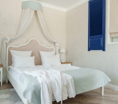 Двухместный люкс Provence №40 с 2 комнатами с красивым видом из окна двуспальная кровать в Лель