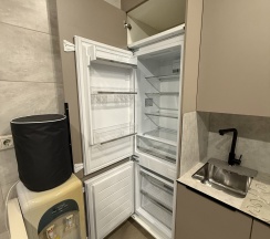 Семейный номер с двуспальной кроватью и 2 односпальными кроватями с кухней в BoxHouse