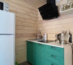 Двухместный коттедж с красивым видом из окна двуспальная кровать в Elki Domiki