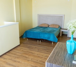 Двухуровневый семейный номер с балконом на 3-4 гостей и видом на море (корпус Б) в Оптимист