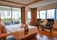 Двухместный люкс с балконом двуспальная кровать в Hotel Mermaid Bangkok