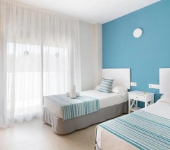 Апартаменты с 3 комнатами с видом на бассейн в Ibersol Spa Aqquaria Suites
