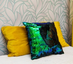 Жилая комната с двухспальной кроватью в 3-х квартире с общим санузлом и кухней Ш10-24 (1-2) в Какаду